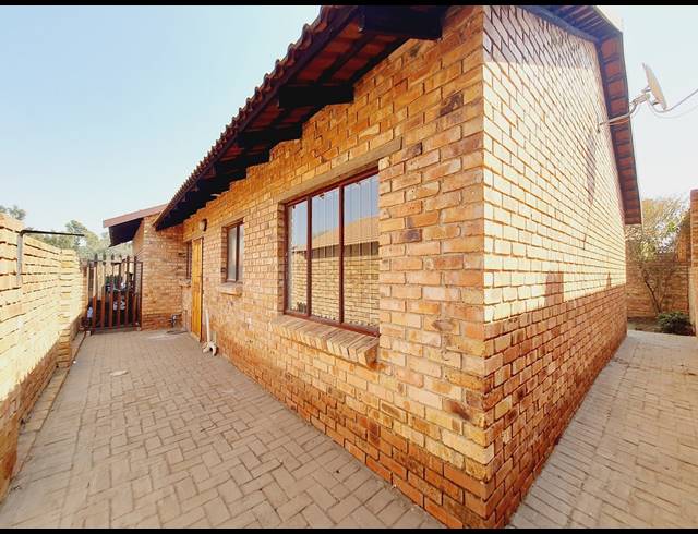 2 BEDROOM SECTIONAL TITLE FOR SALE IN HALFWAY GARDENS
